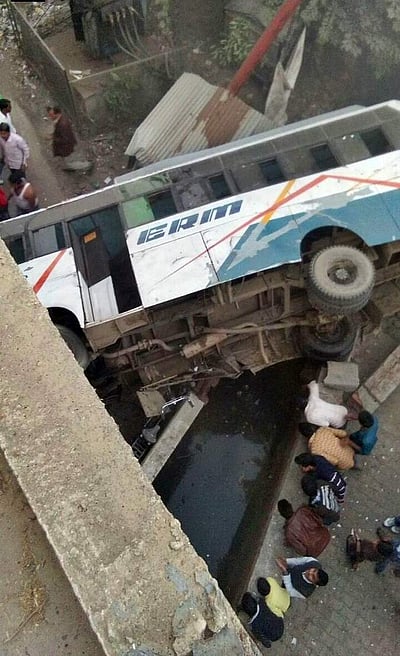 உத்தரப் பிரதேசத்தில் பேருந்து விபத்து: இருவர் சாவு, 31 பேர் படுகாயம்