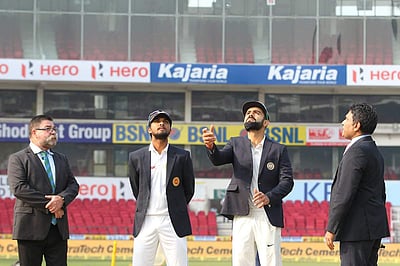 இலங்கை பேட்டிங்! விஜய் சங்கருக்குப் பதிலாக ரோஹித் சர்மாவைத் தேர்வு செய்தார் கோலி!