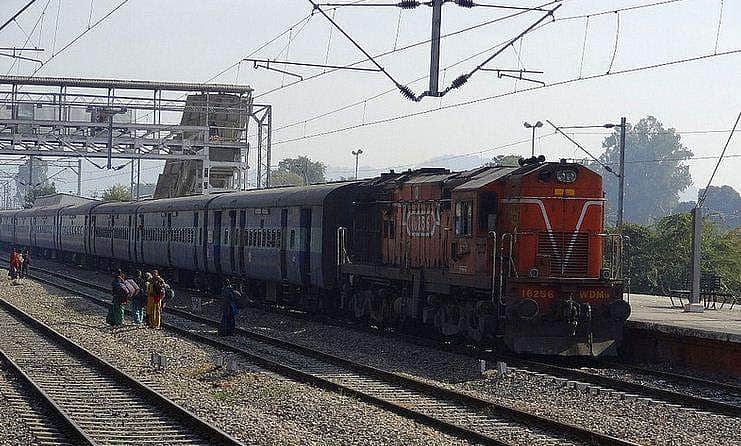 மூன்று மணி நேரத்தில் மூன்று முறை ரயில் பெட்டிகளைப் பிரிந்து தனியாகச் சென்ற எஞ்சின்! 