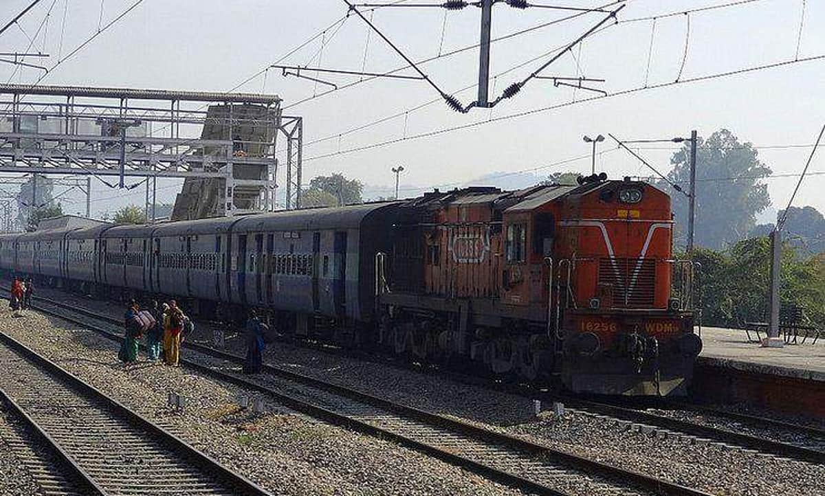 மூன்று மணி நேரத்தில் மூன்று முறை ரயில் பெட்டிகளைப் பிரிந்து தனியாகச் சென்ற எஞ்சின்!