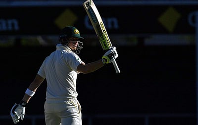 ஆஷஸ் முதல் டெஸ்டில் அணியின் சரிவைத் தடுத்த கேப்டன் ஸ்மித்! இங்கிலாந்து 302 ரன்கள்!