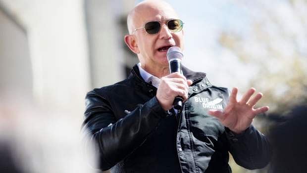 ஒரே நாளில் உலக பணக்காரர்கள் பட்டியலில் முதலிடம் பிடித்த அமேசான் நிறுவனர்!