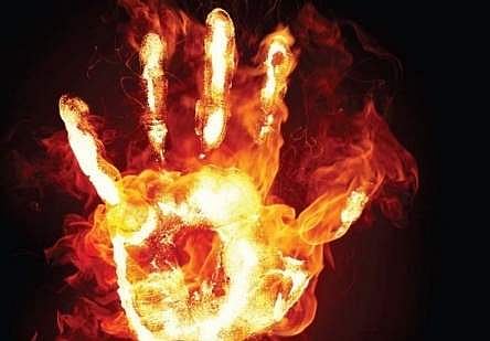 பள்ளி முடித்து வீடு திரும்பிய மாணவி மீது தீ வைப்பு