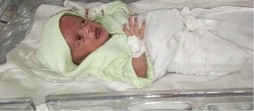 மூடிய ஆட்டோவுக்குள் கைவிடப்பட்டுக் கதறிய பிஞ்சு; காப்பாற்றி காப்பகத்தில் சேர்த்த ஈரமுள்ள நெஞ்சு!