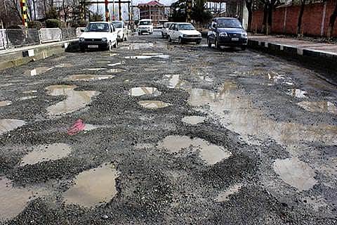 மழையில் சாலைகள் அனைத்தும் சல்லடைக் கண்கள், விரும்பி விபத்தைத் தேடிக் கொள்ளாதீர்கள்!