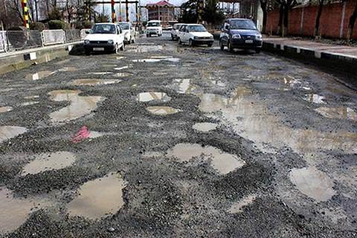 மழையில் சாலைகள் அனைத்தும் சல்லடைக் கண்கள், விரும்பி விபத்தைத் தேடிக் கொள்ளாதீர்கள்!