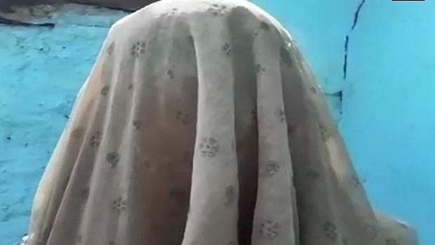 ரூ.70-க்காக 10-ம் வகுப்பு மாணவிகளின் ஆடையைக் களையச் செய்த தலைமை ஆசிரியர்