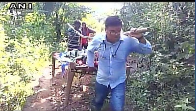 சாலை வசதி இல்லாததால் உயிருக்குப் போராடிய தாயையும், சேயையும் 8.கி.மீ தூரம் தூக்கிச் சென்ற மருத்துவர்! (வீடியோ)