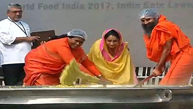 சர்வதேச இந்திய உணவுத்துறை மாநாடு 2017: '800 கிலோ கிச்சடி' கிளறி உலக சாதனை!