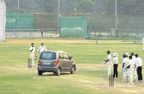 ஆடுகளத்துக்குள் அத்துமீறி நுழைந்த கார்: ரெய்னா, இஷாந்த் சர்மா கடும் அதிருப்தி!