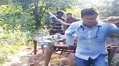 கர்ப்பிணியை 8 கி.மீ. தூக்கிச் சென்று பிரசவம் பார்த்த மருத்துவர்: மரிக்காத மனிதநேயம்! 