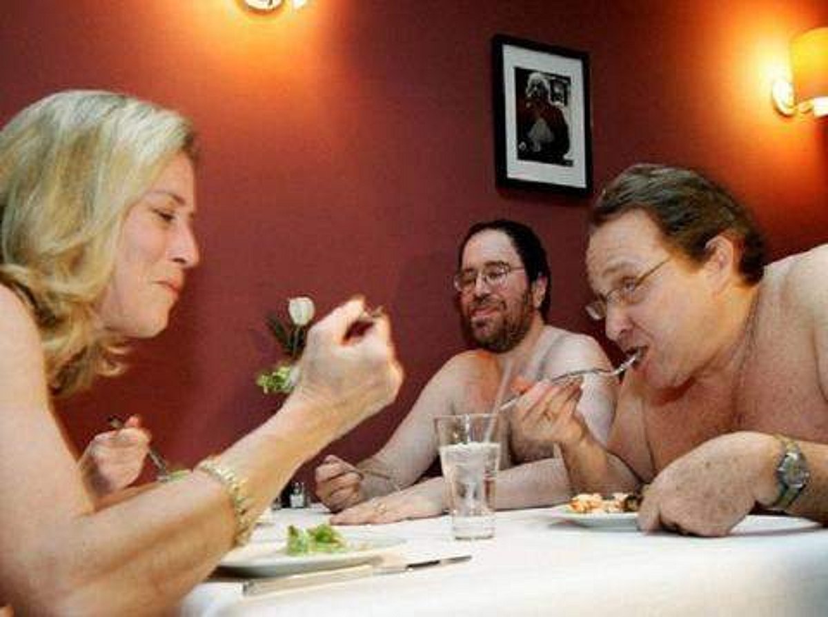 பாரிஸின் முதல் நிர்வாண உணவகம் ‘ஓ’ நேச்சுரலில் அப்படி என்ன ஸ்பெஷல்?