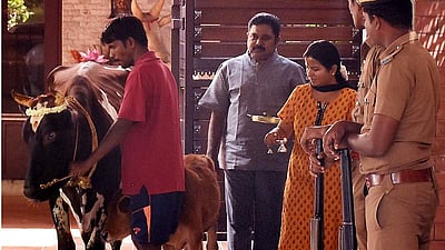 ஜெயா டிவி - தினகரன் வீடுகளில் ஐ.டி ரெய்டு