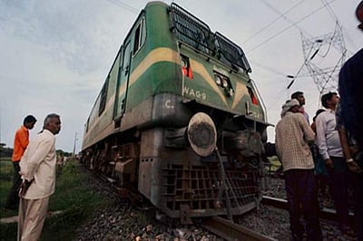 ஆள் இல்லாமல் ஓடிய மின்சார ரயில் என்ஜின்: சினிமா பாணியில் 13 கிலோ மீட்டர் பைக்கில் துரத்திப் பிடித்த ஊழியர்! 