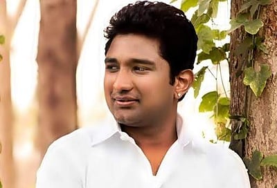 குடும்பமே போர்ஜரி குடும்பம்: விவேக் ஜெயராமனை தாளித்த ஜெயக்குமார்! 