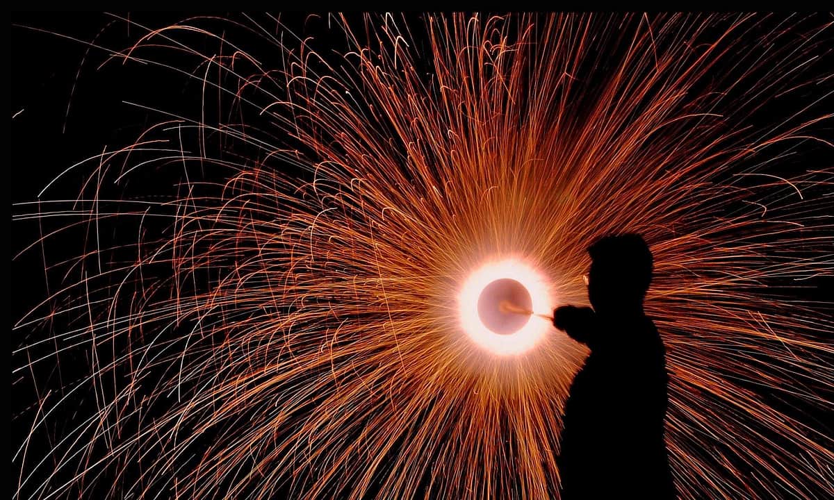 நாடு முழுவதும் பட்டாசுகளுக்குத் தடை கோரி உச்ச நீதிமன்றத்தில் சிறுவன் வழக்கு!