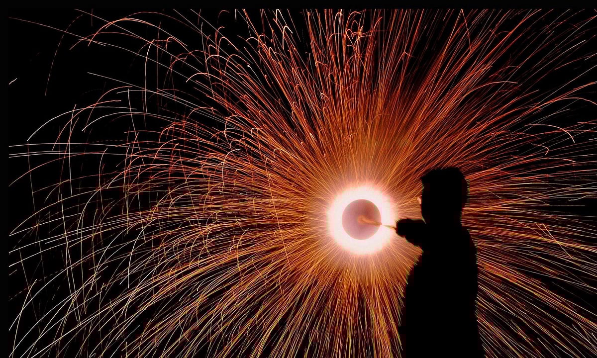 நாடு முழுவதும் பட்டாசுகளுக்குத் தடை கோரி உச்ச நீதிமன்றத்தில் சிறுவன் வழக்கு!