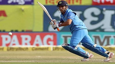 இந்தியா 112 ரன்களுக்குச் சுருண்டது: தோனி அரைசதம், லக்மல் 4 விக்கெட்