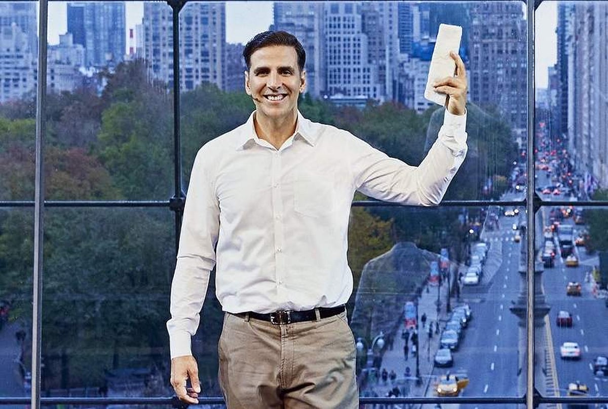 இயக்குநர் பால்கியின் பேட்மேன்: புதிய போஸ்டர் வெளியீடு!