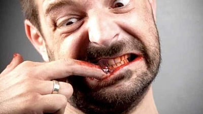 உங்களுக்கு நகம் கடிக்கும் பழக்கம் உள்ளதா? எச்சரிக்கை, அது மனநோய்க்கான அறிகுறியாகவும் இருக்கலாம்!