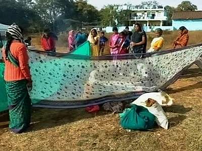 பிரசவ வலியில் அலறிய பெண்..! சத்தம் போடாதே என அடித்த செவிலியர்கள்..!! வயல்வெளியில் நடந்த பிரசவம்..!!! (வீடியோ)