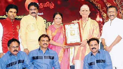 பரத நாட்டியக் கலைஞா் பத்மா சுப்ரமணியத்துக்கு 
சிறப்புமிக்க முன்னாள் மாணவா் விருது