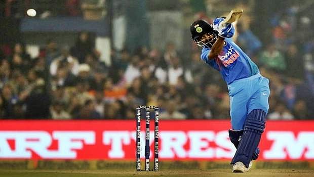 ராகுல் அரைசதம், தோனி-பாண்டே ஜோடி அதிரடி: இந்தியா 180 ரன்கள் குவிப்பு