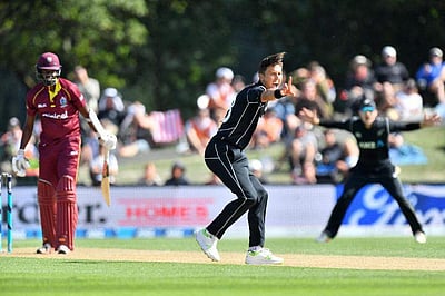 போல்ட் 7 விக்கெட்டுகள்! 121 ரன்களுக்குச் சுருண்டு ஒருநாள் தொடரை இழந்த மேற்கிந்தியத் தீவுகள் அணி!