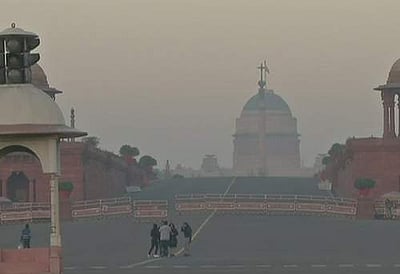 தில்லி உள்ளிட்ட பல்வேறு மாநிலங்களில் கடும் பனிபொழிவு: 15 ரயில்கள் ரத்து