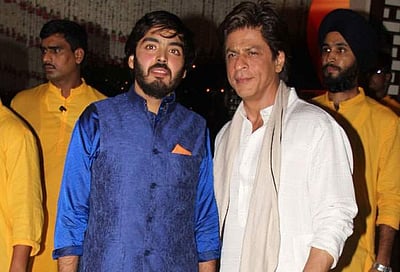 நான் அதைச் சொன்னால் நீங்கள் சங்கடப்பட வேண்டி இருக்கும்: ஷாருக்கானை கிண்டலடித்த அம்பானியின் மகன்!