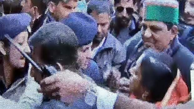 காங்கிரஸ் எம்எல்ஏ-வுக்கு 'பளார்' விட்ட கான்ஸ்டபிள்!