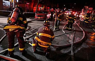 அமெரிக்க நூலகத்தில் தீ! போராடும் தீயணைப்புப் படை! 