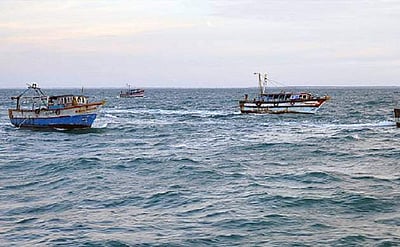 நெடுந்தீவு அருகே இலங்கை கடற்படையால் ராமேஸ்வரம் மீனவர்கள் 13 பேர்  கைது! 