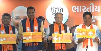 குஜராத் சட்டப்பேரவை தேர்தல்: மத்திய அமைச்சர் அருண் ஜேட்லி  தேர்தல் அறிக்கையினை வெளியிட்டார்! 