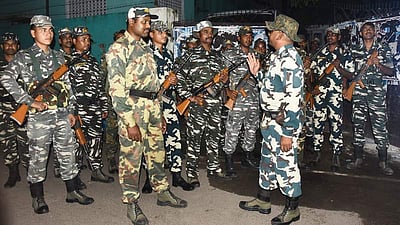 பாதுகாப்பு பணியில் துணை ராணுவத்தினர்