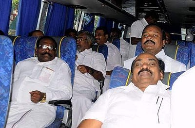 சுயவிருப்பத்தின் பேரிலேயே கூவத்தூரில் தங்கியுள்ளோம்: அதிமுக எம்.எல்.ஏ பேட்டி! 