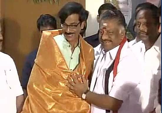 பன்னீர்செல்வம் வீட்டுக்கு நடிகர் மனோபாலாவுடன் சென்ற அனுபவம்: ஒரு சுவாரசிய பதிவு!