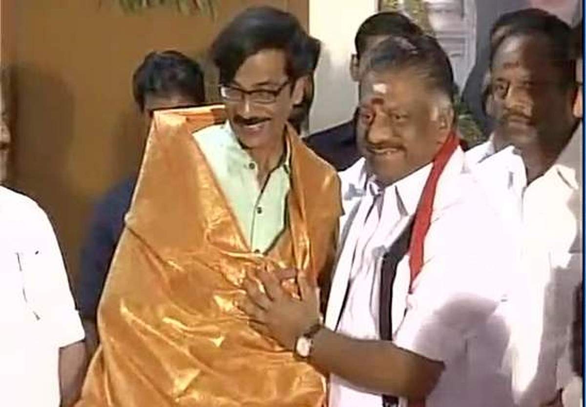 பன்னீர்செல்வம் வீட்டுக்கு நடிகர் மனோபாலாவுடன் சென்ற அனுபவம்: ஒரு சுவாரசிய பதிவு!