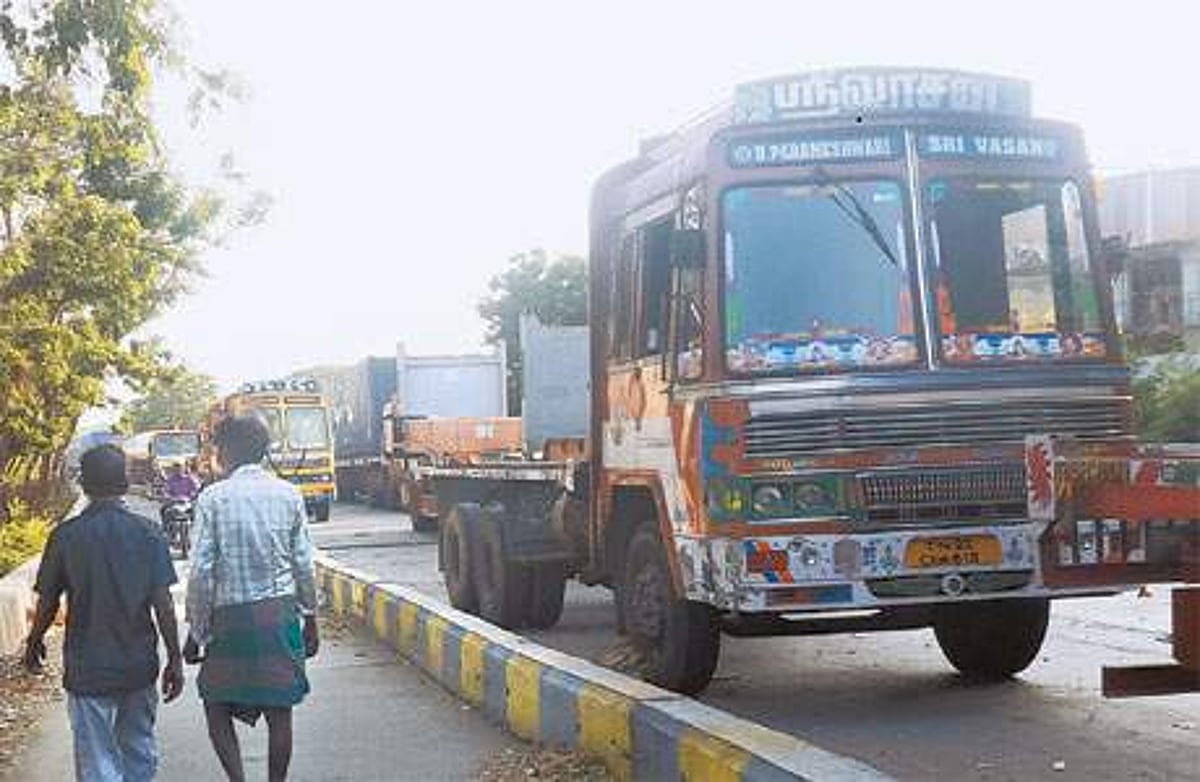போக்குவரத்து போலீஸாரின் தடை நடவடிக்கை: முடங்கும் சென்னை துறைமுகம்