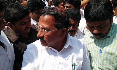 கூவத்தூர்  செல்லும் வழியில் பாதியில் திரும்பிய பாண்டியராஜன்! 