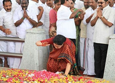 ஜெயலலிதா நினைவிடத்தில் சசிகலா சபதம்; எம்ஜிஆர் இல்லத்தில் தியானம்..!