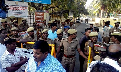 முன்னாள் முதல்வர் பன்னீர்செல்வம் வீட்டில் கல் வீச்சு,பதற்றம்; போலீஸ் குவிப்பு!