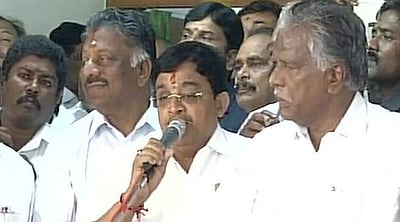 அதிமுக விதிகளை மீறி சசிகலா பொதுச் செயலாளராக நியமனம்: தேர்தல் ஆணையத்தில் அதிருப்தி எம்.பிக்கள் புகார்!