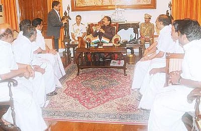 முற்றுகிறது பரபரப்பு: எடப்பாடி பழனிசாமிக்கு ஆளுநர் வித்யாசாகர் ராவ் அழைப்பு