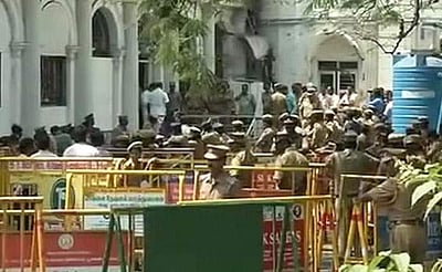 சட்டசபையில் கடும் ரகளை: செயலர் இருக்கை கிழிப்பு; மைக் உடைப்பு; சபை ஒத்திவைப்பு! 