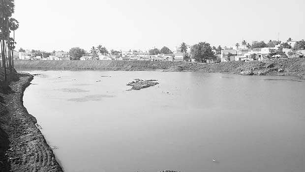 வறட்சியால் வறண்டு கிடக்கும் நீர்நிலைகள் தூர்வாரப்படுமா?