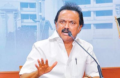 அதிமுக இரு அணிகள் மீதும் மத்திய அரசு நடவடிக்கை எடுக்க வேண்டும்