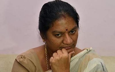 சகிகலா புஷ்பாவின் புதிய சடுகுடு: நகைச்சுவையாகும் தமிழக முதல்வர் நாற்காலி