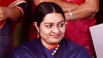 பேனா, திராட்சை கொத்து, படகு சின்னங்களை ஒதுக்க தீபா கோரிக்கை