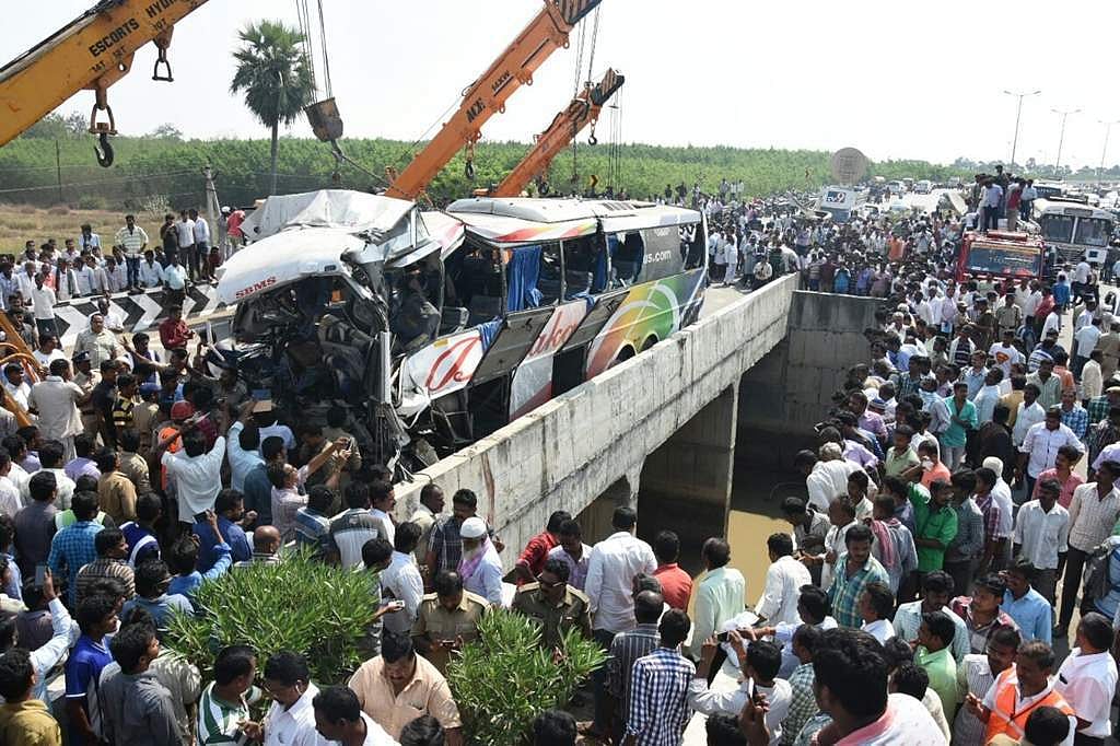 ஆந்திராவில் சொகுசு பேருந்து கால்வாயில் விழுந்து கோர விபத்து: பலி 11 ஆனது